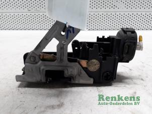Używane Mechanizm blokady drzwi lewych przednich wersja 4-drzwiowa Mercedes A (W168) 1.6 A-160 Cena € 25,00 Procedura marży oferowane przez Renkens Auto-Onderdelen B.V.