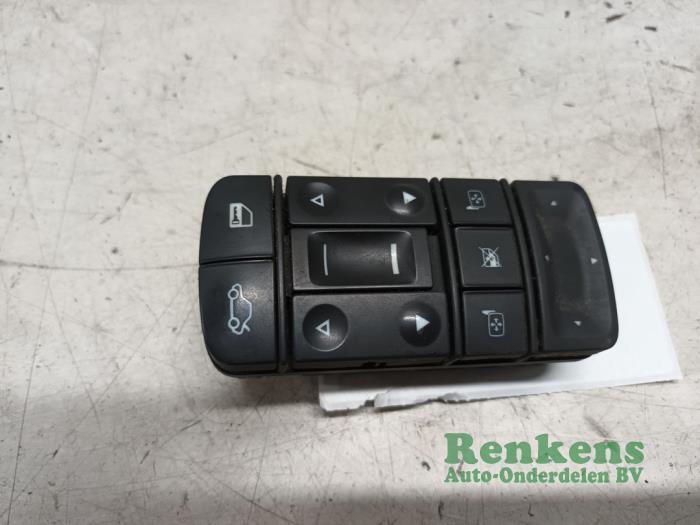 Electric window switch from a Opel Vectra C 1.8 16V 2003