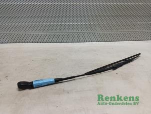 Used Front wiper arm Renault Clio II (BB/CB) 1.2 16V Price € 15,00 Margin scheme offered by Renkens Auto-Onderdelen B.V.