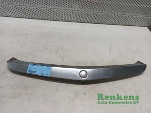 Used Tailgate handle Opel Tigra Twin Top 1.4 16V Price € 40,00 Margin scheme offered by Renkens Auto-Onderdelen B.V.