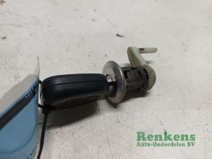 Used Door lock cylinder, left Peugeot 206 (2A/C/H/J/S) 1.4 XR,XS,XT,Gentry Price € 20,00 Margin scheme offered by Renkens Auto-Onderdelen B.V.