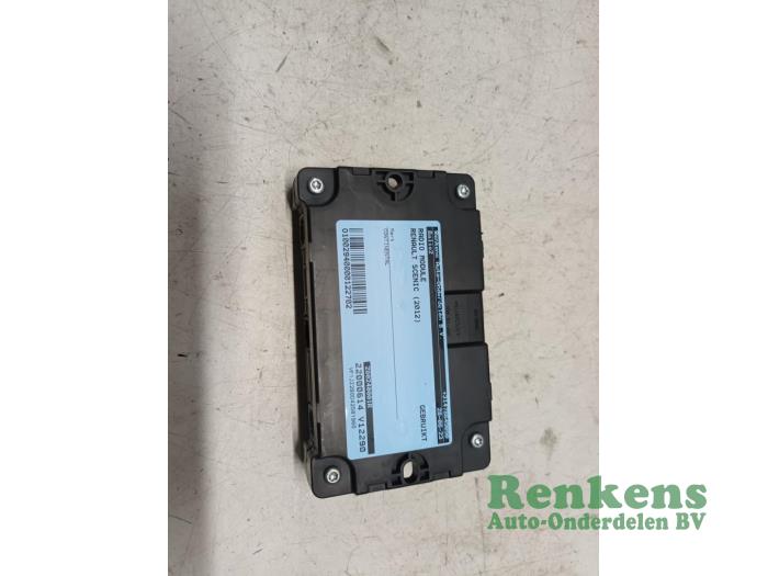 Gebrauchte Radio Modul Renault Scénic III (JZ) 1.5 dCi 105 Preis € 30,00 Margenregelung angeboten von Renkens Auto-Onderdelen B.V.