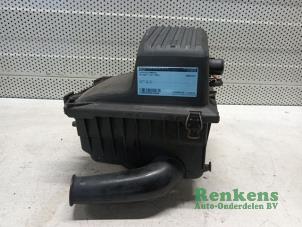 Używane Obudowa filtra powietrza Volkswagen Golf III Cabrio Restyling (1E7) 2.0 Cena € 40,00 Procedura marży oferowane przez Renkens Auto-Onderdelen B.V.
