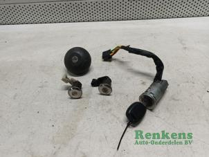 Used Set of cylinder locks (complete) Renault Clio II (BB/CB) 1.4 16V Price € 60,00 Margin scheme offered by Renkens Auto-Onderdelen B.V.