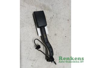 Usagé Insertion ceinture de sécurité avant droite Volkswagen Golf VI (5K1) 1.6 TDI 16V Prix € 25,00 Règlement à la marge proposé par Renkens Auto-Onderdelen B.V.