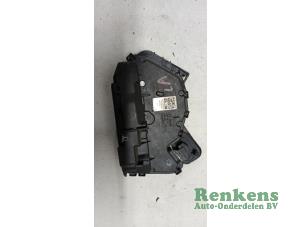Używane Mechanizm blokady drzwi lewych tylnych wersja 4-drzwiowa Volkswagen Arteon (3HAB) 2.0 TSI 16V Cena € 40,00 Procedura marży oferowane przez Renkens Auto-Onderdelen B.V.