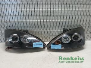 Usagé Kit phares gauche + droite Ford Focus 1 1.6 16V Prix sur demande proposé par Renkens Auto-Onderdelen B.V.