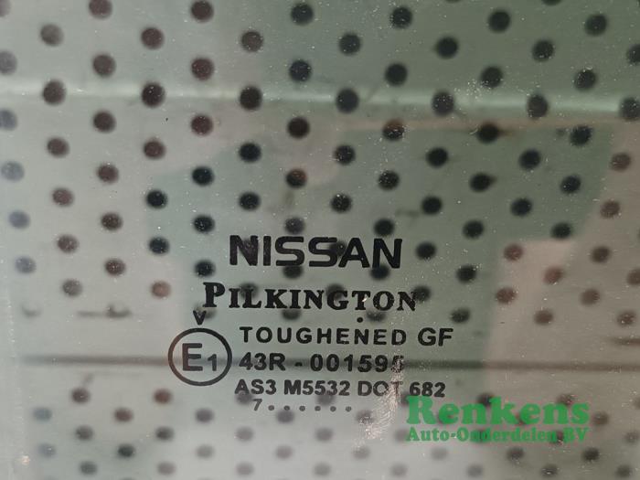 Vitre portière 4portes arrière droite d'un Nissan Note (E11) 1.4 16V 2008