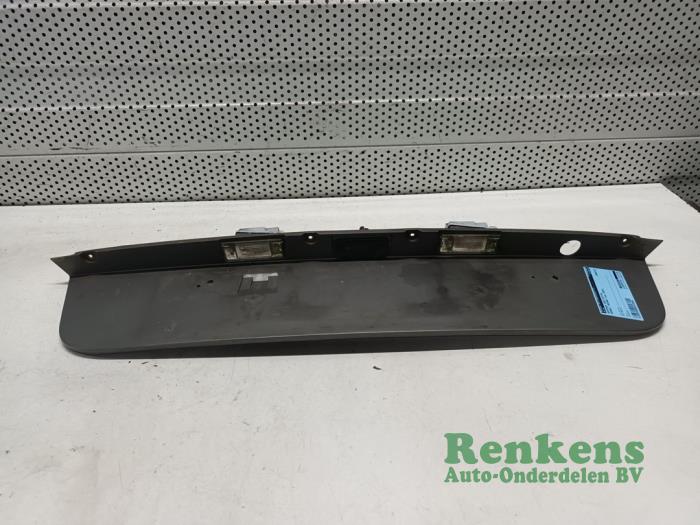 Begagnade Nummerskyltbelysning Renault Megane II CC (EM) 2.0 16V Pris € 30,00 Marginaltabell erbjuds av Renkens Auto-Onderdelen B.V.