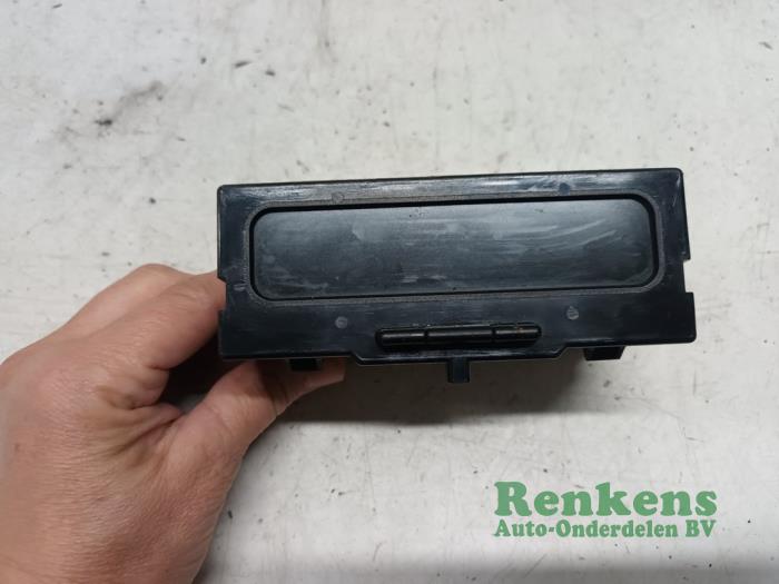 Begagnade Innerdisplay Renault Clio II (BB/CB) 1.2 16V Pris € 20,00 Marginaltabell erbjuds av Renkens Auto-Onderdelen B.V.