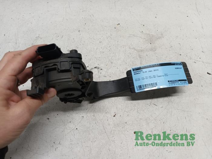 Accelerator pedal from a Renault Clio IV (5R) 1.5 Energy dCi 90 FAP 2014