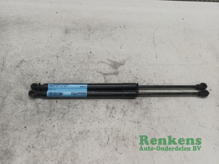 Set of tailgate gas struts from a Renault Clio IV (5R) 1.5 Energy dCi 90 FAP 2014