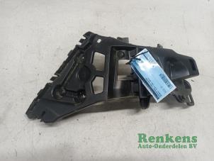 Używane Wspornik zderzaka lewy tyl Renault Clio IV (5R) 1.5 Energy dCi 90 FAP Cena € 20,00 Procedura marży oferowane przez Renkens Auto-Onderdelen B.V.