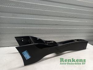 Usados Consola central Opel Adam 1.4 16V Bi-Fuel Ecoflex Precio de solicitud ofrecido por Renkens Auto-Onderdelen B.V.