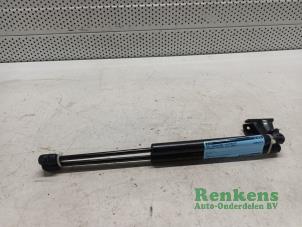 Używane Zestaw amortyzatorów gazowych tylnej klapy Hyundai Tucson (JM) 2.0 CRDi VGT 16V 4x2 Cena € 20,00 Procedura marży oferowane przez Renkens Auto-Onderdelen B.V.