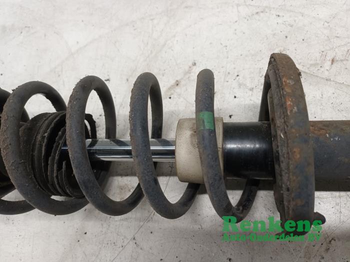 Front shock absorber rod, left from a Mitsubishi Colt (Z2/Z3) 1.5 DI-D 12V HP 2006