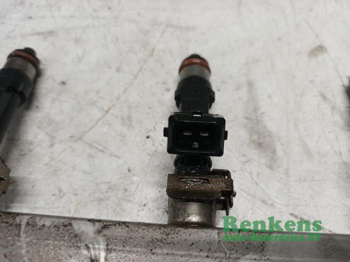 Fuel injector nozzle from a Chevrolet Aveo (300) 1.2 16V 2013