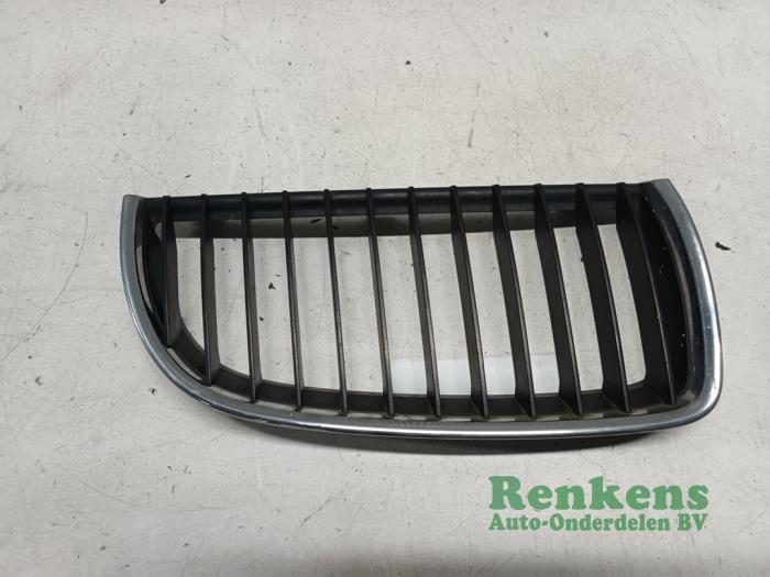 Używane Grill BMW 3 serie (E90) 320i 16V Cena € 15,00 Procedura marży oferowane przez Renkens Auto-Onderdelen B.V.