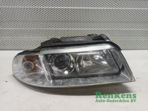 Używane Reflektor prawy Audi A4 Avant (B5) 2.4 30V Cena € 35,00 Procedura marży oferowane przez Renkens Auto-Onderdelen B.V.