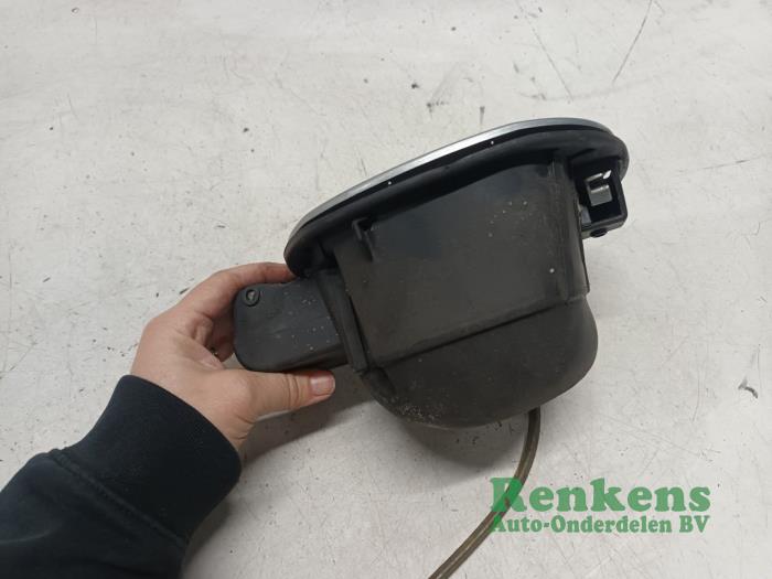 Tank cap cover from a Volkswagen Golf Plus (5M1/1KP) 1.9 TDI 105 2008