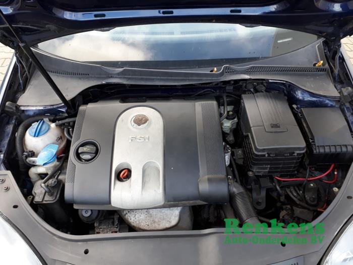 Motor van een Volkswagen Golf V (1K1) 1.4 FSI 16V 2004