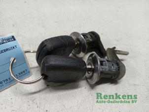 Used Door lock cylinder, left Peugeot 206 CC (2D) 1.6 16V Price € 40,00 Margin scheme offered by Renkens Auto-Onderdelen B.V.