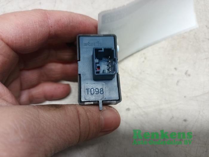 Usados Interruptor de ventanilla eléctrica Fiat Doblo Cargo (263) 1.3 D Multijet Precio € 15,00 Norma de margen ofrecido por Renkens Auto-Onderdelen B.V.
