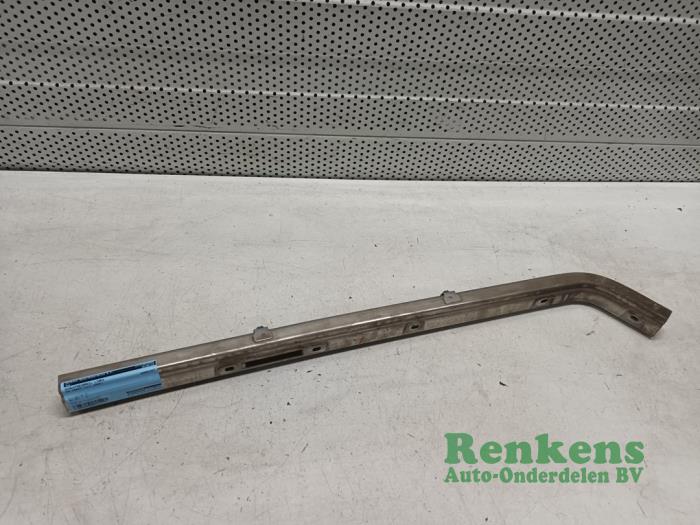 Rail inférieur de porte coulissante