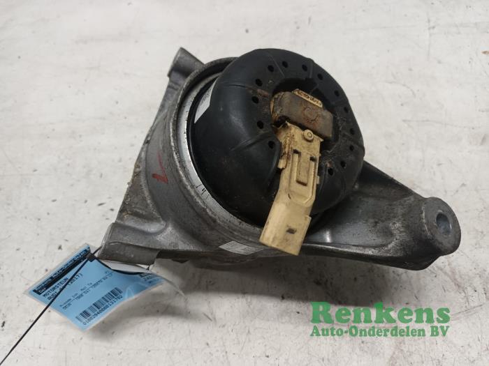 Usagé Support moteur Audi A4 Avant (B9) 2.0 TDI Ultra 16V Prix € 50,00 Règlement à la marge proposé par Renkens Auto-Onderdelen B.V.
