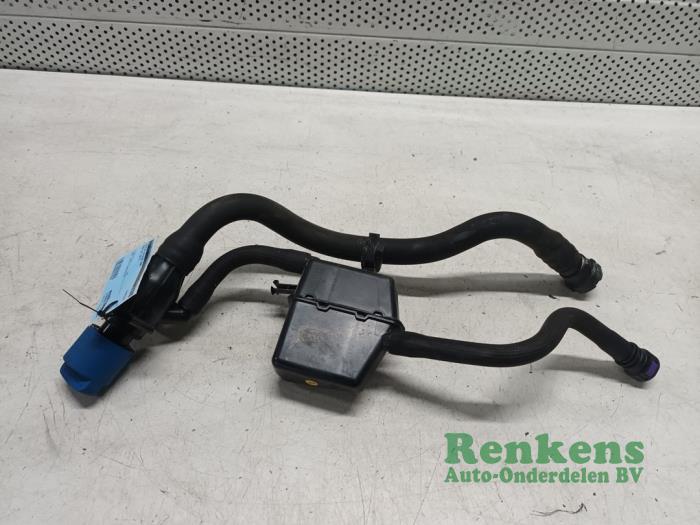 Gebrauchte Füllrohr adbluetank Audi A4 Avant (B9) 2.0 TDI Ultra 16V Preis € 60,00 Margenregelung angeboten von Renkens Auto-Onderdelen B.V.