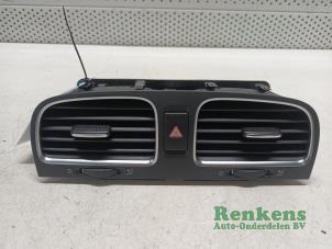 Usados Rejilla de aire de salpicadero Volkswagen Golf VI (5K1) 1.4 16V Precio € 20,00 Norma de margen ofrecido por Renkens Auto-Onderdelen B.V.