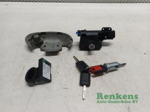 Used Set of cylinder locks (complete) Opel Meriva 1.6 16V Price on request offered by Renkens Auto-Onderdelen B.V.