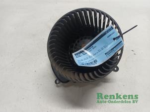 Usados Motor de ventilador de calefactor Renault Megane IV (RFBB) 1.3 TCe 140 16V Precio € 60,00 Norma de margen ofrecido por Renkens Auto-Onderdelen B.V.