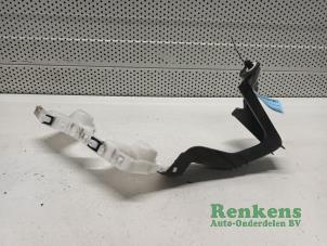 Używane Wspornik zderzaka lewy tyl Renault Megane IV (RFBB) 1.3 TCe 140 16V Cena € 25,00 Procedura marży oferowane przez Renkens Auto-Onderdelen B.V.