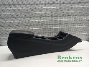 Używane Konsole srodkowe Mercedes A (W176) 1.6 A-180 16V Cena € 70,00 Procedura marży oferowane przez Renkens Auto-Onderdelen B.V.