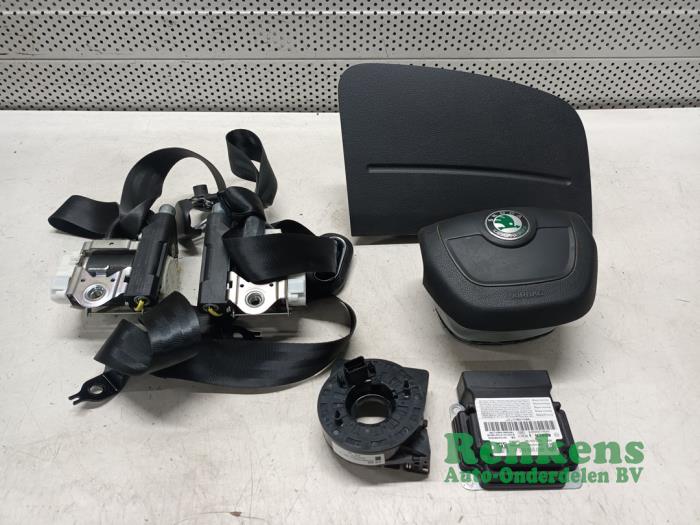 Begagnade Airbagset + modul Skoda Fabia II (5J) 1.2i Pris på förfrågan erbjuds av Renkens Auto-Onderdelen B.V.