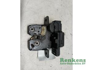 Used Tailgate lock mechanism Nissan Qashqai (J10) 1.6 16V Price € 25,00 Margin scheme offered by Renkens Auto-Onderdelen B.V.
