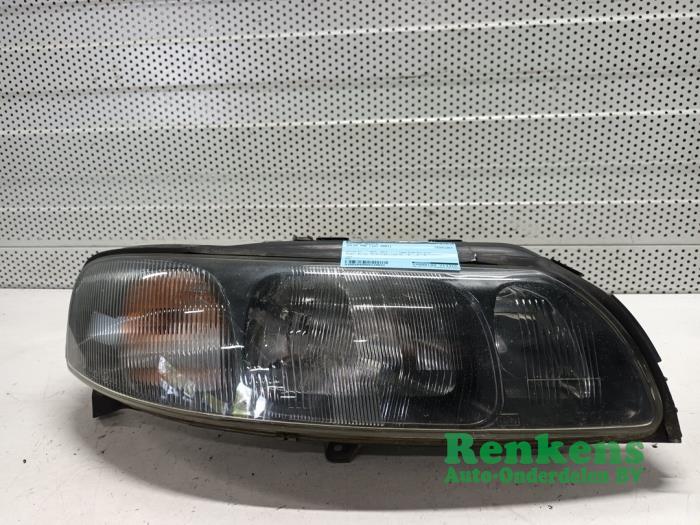 Używane Reflektor prawy Volvo S60 I (RS/HV) 2.4 20V 140 Cena € 50,00 Procedura marży oferowane przez Renkens Auto-Onderdelen B.V.