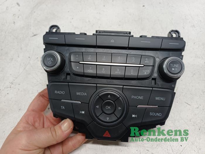 Panel de control de radio de un Ford Focus 3 Wagon 1.5 TDCi 2016