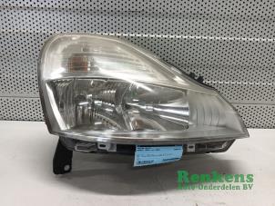 Usagé Phare droit Renault Modus/Grand Modus (JP) 1.2 16V TCE 100 Prix € 75,00 Règlement à la marge proposé par Renkens Auto-Onderdelen B.V.