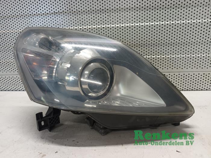 Używane Reflektor prawy Opel Zafira (M75) 1.9 CDTI 16V Cena € 200,00 Procedura marży oferowane przez Renkens Auto-Onderdelen B.V.