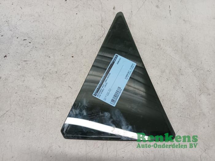 Usados Ventanilla triangular izquierda detrás Kia Stonic (YB) 1.0i T-GDi 12V Precio € 60,00 Norma de margen ofrecido por Renkens Auto-Onderdelen B.V.