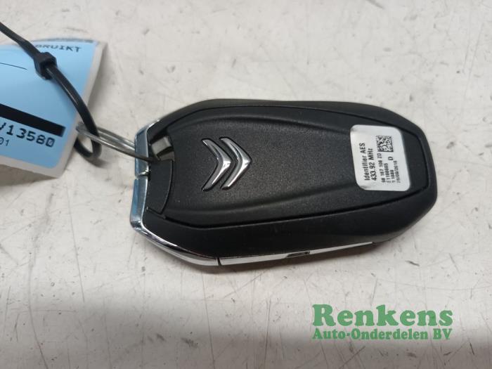 Używane Klucz Citroen C4 Spacetourer (3D/3E) 1.2 12V PureTech 130 Cena € 50,00 Procedura marży oferowane przez Renkens Auto-Onderdelen B.V.