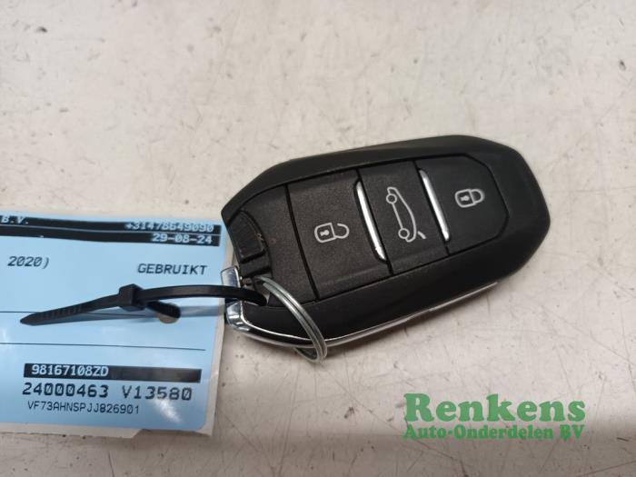 Używane Klucz Citroen C4 Spacetourer (3D/3E) 1.2 12V PureTech 130 Cena € 50,00 Procedura marży oferowane przez Renkens Auto-Onderdelen B.V.