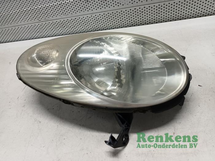 Używane Reflektor prawy Nissan Micra (K12) 1.2 16V Cena na żądanie oferowane przez Renkens Auto-Onderdelen B.V.