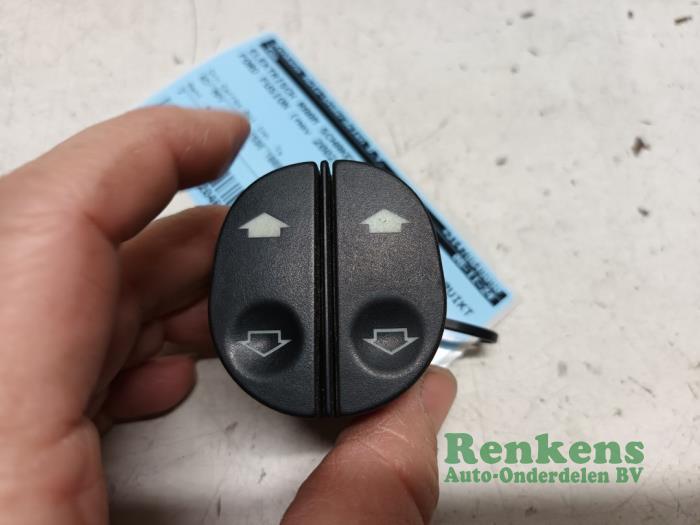 Usados Interruptor de ventanilla eléctrica Ford Fusion 1.6 16V Precio € 20,00 Norma de margen ofrecido por Renkens Auto-Onderdelen B.V.