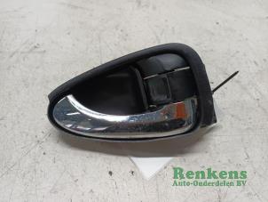 Używane Uchwyt drzwi prawych przednich wersja 4-drzwiowa Toyota Avensis Wagon (T27) 2.2 16V D-4D-F 180 Cena € 15,00 Procedura marży oferowane przez Renkens Auto-Onderdelen B.V.