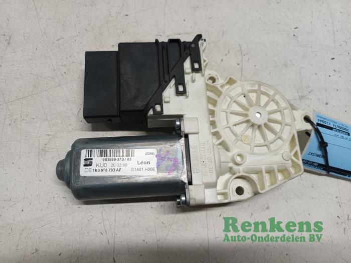 Usados Motor de ventanilla de puerta Seat Leon (1P1) 1.4 TSI 16V Precio € 30,00 Norma de margen ofrecido por Renkens Auto-Onderdelen B.V.