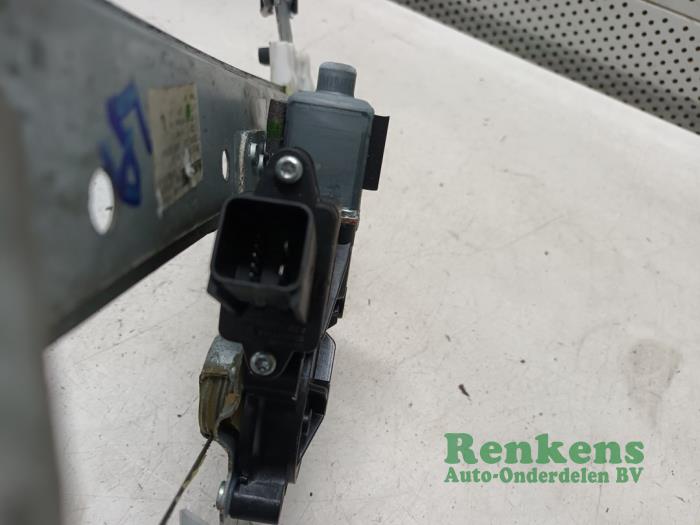 Lève vitre électrique arrière gauche d'un Opel Meriva 1.4 Turbo 16V ecoFLEX 2011