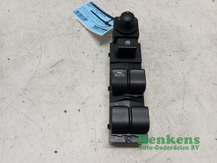 Usados Interruptor de ventanilla eléctrica Mazda 2 (DJ/DL) 1.5 SkyActiv-G 90 Precio € 70,00 Norma de margen ofrecido por Renkens Auto-Onderdelen B.V.